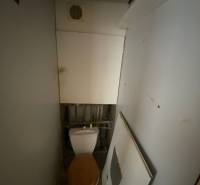 Kleines Badezimmer mit Toilette und Belüftung in einer 3-Zimmer-Wohnung.