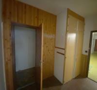 Flur mit Holzvertäfelung und Einbauschrank in einer 3-Zimmer-Wohnung.