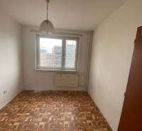 Ein Zimmer mit Parkettboden und einem Heizkörper in einer 3-Zimmer-Wohnung.