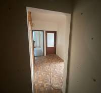 Flur in einer 3-Zimmer-Wohnung mit Holzboden und zwei Zimmern.