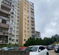 Wohnhaus in der Rozvodná-Straße in Bratislava - Nové Mesto, Parkplatz im Vordergrund.