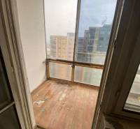 Balkon einer 3-Zimmer-Wohnung mit Blick auf die umliegenden Plattenbauten.