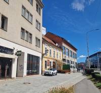 Gewerbeflächen in der Konventná-Straße in Bratislava - Altstadt mit Autos und Fußgängern.