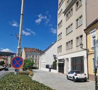 Konventná Straße in Bratislava - Altstadt, Geschäftsräume und Verkehrsschild.