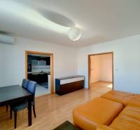 Wohnzimmer in einer 3-Zimmer-Wohnung mit Holzboden und Esstisch.