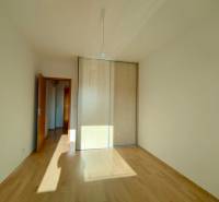 Ein Zimmer in einer 3-Zimmer-Wohnung mit einem Boden in Holzoptik und einem Einbauschrank.