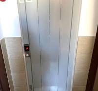 Aufzug in einer 3-Zimmer-Wohnung mit dem Logo einer Immobilienagentur an der Tür.