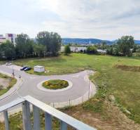 Blick auf die Kreuzung und das Grün von der Odevná-Straße in Trenčín.