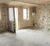 Steinwände, Fenster, Türen, geräumiger Raum im Einfamilienhaus.