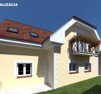 Einfamilienhaus auf dem Bode Bánoš in Banská Bystrica mit gelber Fassade, französischem Balkon.