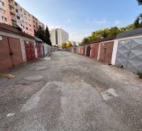 Garagen in der Považská-Straße in Košice, Stadtteil Západ, säumen Plattenbauten.