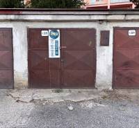 Ältere braune Garage zum Verkauf in der Považská Straße in Košice, Stadtteil Západ.