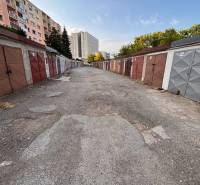 Garagen in der Považská-Straße im Stadtteil Západ in Košice.