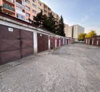 Garagen auf der Považská-Straße, Košice - Stadtteil Západ, umgeben von Wohnhäusern.