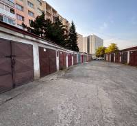 Garagen in der Považská-Straße in Košice - Stadtteil Západ mit Wohnhäusern.