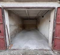 Offene Garage in der Považská-Straße in Košice, Stadtteil Západ, mit Betonboden.