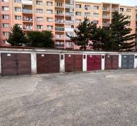 Garagen in der Považská-Straße in Košice - Stadtteil Západ, im Hintergrund ein Plattenbau.