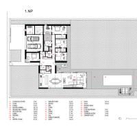 Grundriss des Erdgeschosses eines Einfamilienhauses mit Pool, Garage und Gartenschuppen.
