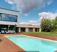 Einfamilienhaus in der Longobardská-Straße in Bratislava-Rusovce mit Pool und Garten.