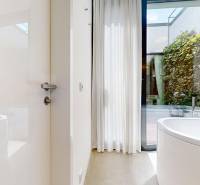 Elegantes Badezimmer mit Badewanne und großem Fenster in einem Einfamilienhaus.