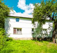 Das Einfamilienhaus in Lúky in der Lúky-Straße ist von Natur und Bäumen umgeben.