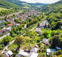 Lúky: Panorama von Einfamilienhäusern im Tal, umgeben von Wäldern an der Straße Lúky.