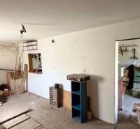 Izba in einem Einfamilienhaus mit gelagerten Gegenständen und Unordnung.