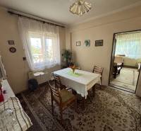 Esszimmer in einem Einfamilienhaus mit Tisch, Stühlen, Teppich und Fenster mit Ausblick.