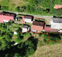 Ein Einfamilienhaus in Horné Hámre, umgeben von einem Garten, sichtbar ist auch die Zufahrtsstraße.