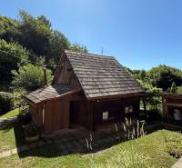 Ein Holzfamilienhaus in Horné Hámre, umgeben von Grün und blauem Himmel.