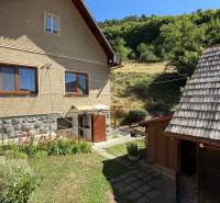 Ein Einfamilienhaus in Horné Hámre, das einen begrünten Hof und die umliegende Natur zeigt.
