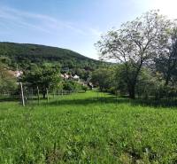 Das Einfamilienhaus in Nitrianske Sučany bietet einen Blick auf die Natur und die hügelige Landschaft im Hintergrund.