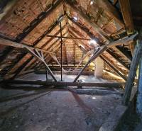 Dachboden mit Holzkonstruktion und Dachziegeln im Einfamilienhaus.