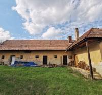 Ein älteres Familienhaus in Nitrianske Sučany, umgeben von Gras und Holz, in der Straße Nitrianske Sučany.