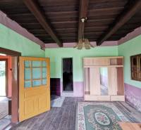 Holzdecke, offene Tür und Kleiderschrank im Einfamilienhaus.