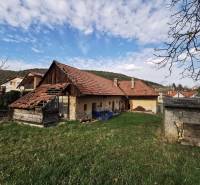 Ein Einfamilienhaus in Nitrianske Sučany, Straße Nitrianske Sučany, ein älteres Gebäude auf einem geräumigen Grundstück.