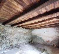 Im Inneren des Einfamilienhauses gibt es Steinwände und eine Holzdecke.