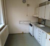 Küche in einer Einzimmerwohnung mit Herd, Spüle und Küchenschränken.