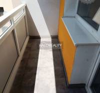 Balkon mit Fliesen und Geländer in einer Einzimmerwohnung, geeignet zum Entspannen und Erholen.