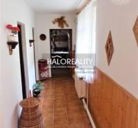Flur im Einfamilienhaus mit Holzverkleidung, Blumendekoration und einem Korb aus Weide.