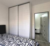 Schlafzimmer mit Schiebetürenschrank und Bett in einer 3-Zimmer-Wohnung.