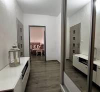 Innenraum einer 3-Zimmer-Wohnung mit Stauraum und Wohnzimmer im Hintergrund.