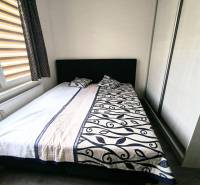 Schlafzimmer in einer 3-Zimmer-Wohnung mit Doppelbett und Kleiderschrank.