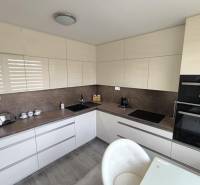 Küche in einer 3-Zimmer-Wohnung, moderne Küchenzeile und Geräte, helle Farbtöne.