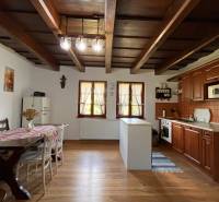 Küche in einem Einfamilienhaus mit Holzdecke, stilvollem Esszimmer und Herd.