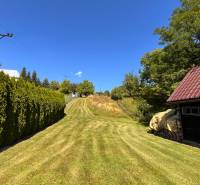 Garten im Einfamilienhaus in der Vagrinec-Straße in der Stadt Vagrinec mit Rasen und Bäumen.