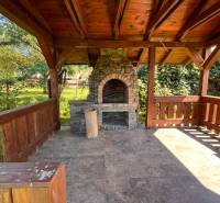 Überdachte Terrasse mit Steinkamin im Garten eines Einfamilienhauses in der Stadt Vagrinec.