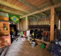 Das Innere einer Garage in einem Einfamilienhaus mit verschiedenen Werkzeugen und einer brasilianischen Flagge an der Wand.