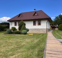 Einfamilienhaus in Vagrinec in der Vagrinecka-Straße mit gepflegtem Garten und Gehweg.