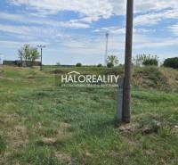 Das Äußere in Čierny Brod zeigt landwirtschaftliche und forstwirtschaftliche Flächen mit einer Straße und einem Strommast.